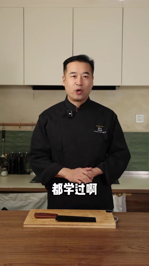 将蛋黄揉入米饭,每粒均匀裹蛋