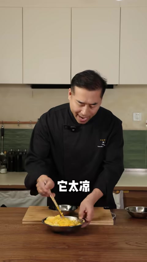 米饭入锅翻炒散开