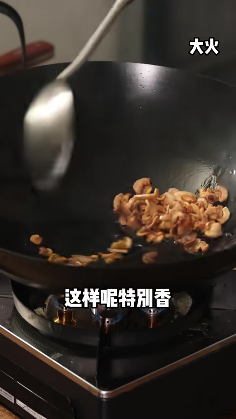 炼猪油,油渣炸至焦黄酥脆