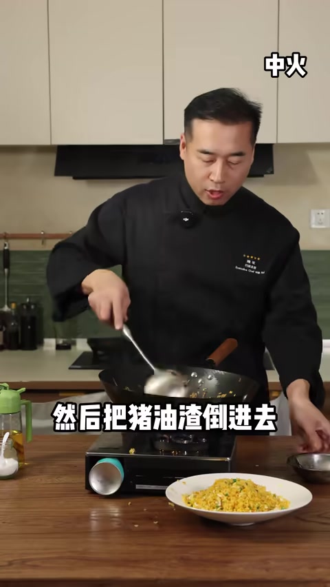 沿锅边淋入酱油,激发焦香